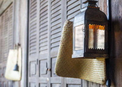 Door and lantern of House Dop Pi